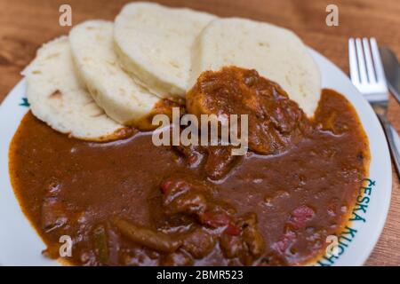 Filetto di manzo con salsa alla crema o pasto Svíckova na smetane con gnocchi di pane di patate. Cucina tradizionale ceca Foto Stock