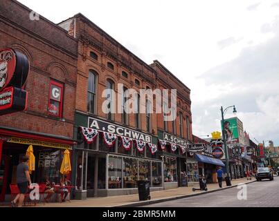 MEMPHIS, TENNESSEE - 22 LUGLIO 2019: Il negozio A. Schwab Trading Company e altre aziende sulla storica e famosa Beale Street, in un giorno d'estate. Foto Stock