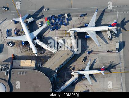 Terminal Delta Airlines presso il Terminal 2 dell'aeroporto internazionale di Los Angeles, una città di punta per Delta con collegamenti aerei. Aeroplani del Delta. Foto Stock