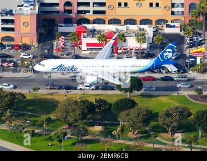 Alaska Airlines Airbus A321 sull'approccio finale all'aeroporto di Los Angeles. Aeromobili registrati come N921VA. A321 visto dall'alto. Vista alta. Foto Stock