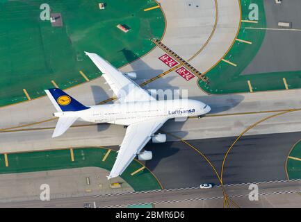 Vista dall'alto della Deutsche Lufthansa Airlines Airbus A380 D-AFMI che tassava in un aeroporto. Aerei a quattro motori a lunga percorrenza e aerei a due piani. Foto Stock