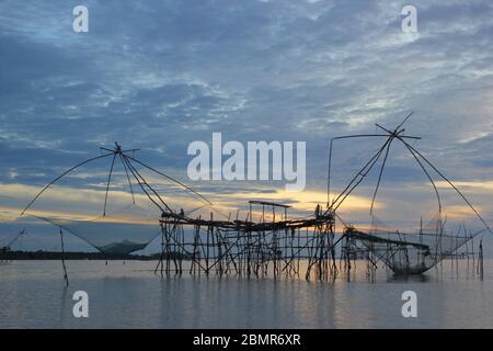 Paesaggio del villaggio di pescatori nella provincia di Phatthalung, Thailandia Foto Stock