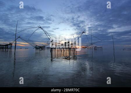 Paesaggio del villaggio di pescatori nella provincia di Phatthalung, Thailandia Foto Stock