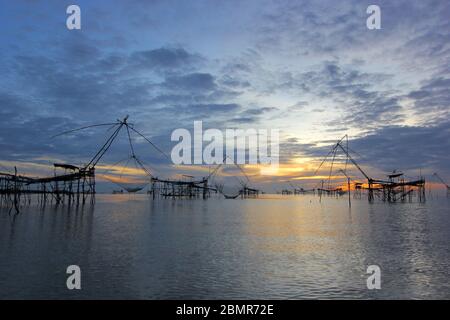 Paesaggio del villaggio di pescatori nella provincia di Phatthalung, Thailandia Foto Stock