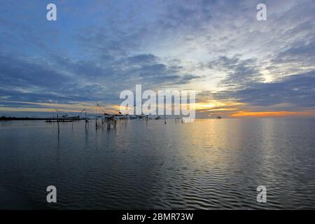 Paesaggio del villaggio di pescatori nella provincia di Phatthalung, Thailandia Foto Stock