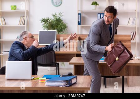 Due dipendenti in concetto pandemico sul posto di lavoro Foto Stock