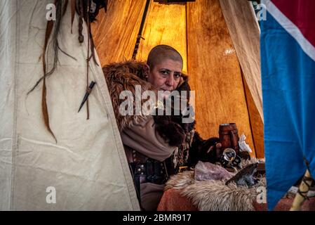 BUENOS AIRES, ARGENTINA, 4 MAGGIO 2019: Una donna rasata che codivide un lettore di rune nordiche in una fiera medievale Foto Stock