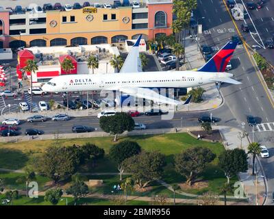 Vista aerea del Boeing 757 di Delta Airlines sull'avvicinamento finale all'Aeroporto Internazionale di Los Angeles (LAX), Stati Uniti. 757-200 N544US visto dall'alto. Foto Stock