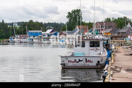 North rustico Harbour – un pittoresco villaggio di pescatori sull'Isola del Principe Edoardo, Canada. Barche ormeggiate al molo. Capanne di pescatori che costeggiano la riva. Foto Stock