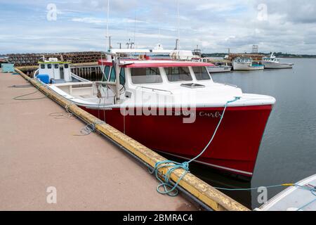 Barche di aragosta ormeggiate al molo. North rustico Harbour – un pittoresco villaggio di pescatori sull'Isola del Principe Edoardo, Canada. Foto Stock