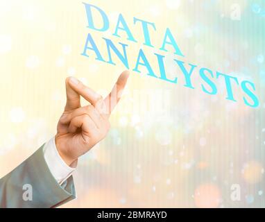 Nota di scrittura che mostra gli analisti dei dati. Concetto aziendale per la progettazione e la creazione di report dei programmatori identifica i modelli Foto Stock