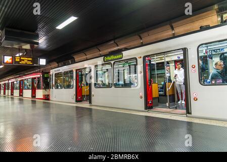 Dusseldorf, Germania - 13 agosto 2019: Treno della metropolitana in una stazione della metropolitana Foto Stock