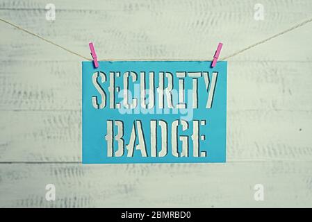 Scrittura a mano del testo badge di sicurezza. Foto concettuale Credential utilizzato per accedere all'area controllata Clothesline clothespin rettangolare a forma di pape Foto Stock