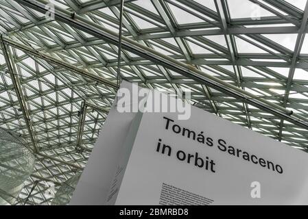 Dusseldorf, Germania - 13 agosto 2019: All'interno del museo K21 e in mostra a Orbit Foto Stock