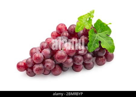 Grande grappolo fresco di uva rossa organica matura con foglie su sfondo bianco isolato con percorso di taglio. L'uva rossa ha un sapore dolce, succoso e delizioso, Foto Stock