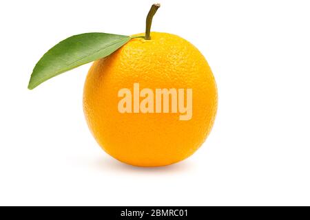Singolo ombelico organico intero arancione in forma perfetta con gambo e foglia su fondo bianco isolato con tracciato di ritaglio. L'arancio ha alta vitamina Foto Stock