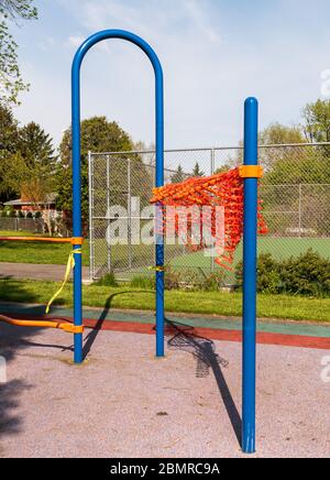 L'attrezzatura per il parco giochi è chiusa e si è chiusa a causa della pandemia di Covid 19 presso il parco giochi di Swisshelm Park, Pittsburgh, Pennsylvania, USA Foto Stock