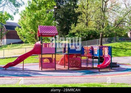 L'attrezzatura per il parco giochi è chiusa e si è chiusa a causa della pandemia di Covid 19 presso il parco giochi di Swisshelm Park, Pittsburgh, Pennsylvania, USA Foto Stock