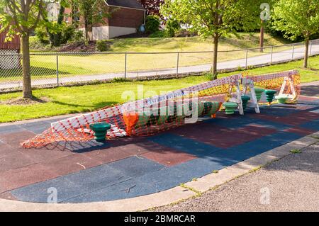 L'attrezzatura per il parco giochi è chiusa e si è chiusa a causa della pandemia di Covid 19 presso il parco giochi di Swisshelm Park, Pittsburgh, Pennsylvania, USA Foto Stock