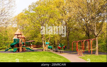 Il parco giochi Bartlett a Schenley Park, è stato chiuso e chiuso a causa della pandemia Covid 19, Pittsburgh, Pennsylvania, Stati Uniti Foto Stock