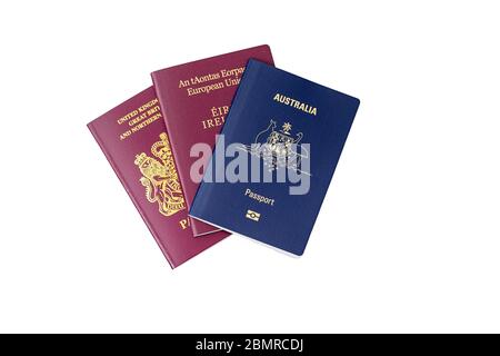 Passaporti australiani, britannici e irlandesi isolati su sfondo bianco Foto Stock