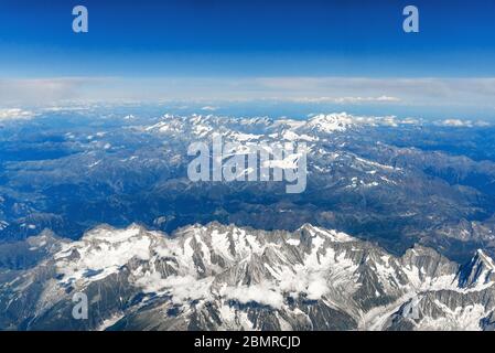 Paesaggio vista aerea delle Alpi montagne con nuvole e nebbia sopra la Svizzera. Foto Stock