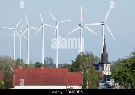 Rossow, Germania. 8 maggio 2020. La chiesa di Rossow vicino Locknitz si trova di fronte alle turbine eoliche di un parco eolico. I conservatori di monumenti e gli storici dell'arte mettono in guardia contro la distruzione di paesaggi culturali secolari da turbine eoliche. Credit: Stefan Sauer/dpa-Zentralbild/dpa/Alamy Live News Foto Stock