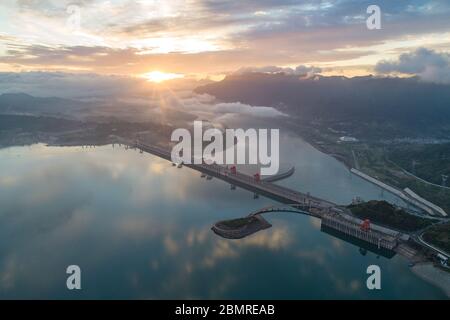 Pechino, Cina. 10 maggio 2020. La foto aerea del 10 maggio 2020 mostra una vista della diga delle tre Gole in prima mattinata dopo una pioggia nella provincia di Hubei della Cina centrale. Credit: Wang Gang/Xinhua/Alamy Live News Foto Stock