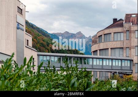 Un passerella tra la sede della VP Bank e un altro edificio di uffici nel centro di Vaduz, la capitale del Liechtenstein Foto Stock