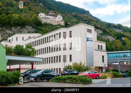 Vaduz, Liechtenstein - Ottobre 2019: Costruzione della sede della VP Bank situata ai piedi del centro di Vaduz, la capitale del Liechtenstein Foto Stock