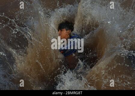 Lahore, Pakistan. 10 maggio 2020. Il giovane pakistano si gode il bagno nell'acqua del canale per battere il caldo e ottenere un certo sollievo dal tempo caldo a Ramazan-ul-Mubarak a Lahore. (Foto di Rana Sadid Hussain/Pacific Press) Credit: Pacific Press Agency/Alamy Live News Foto Stock