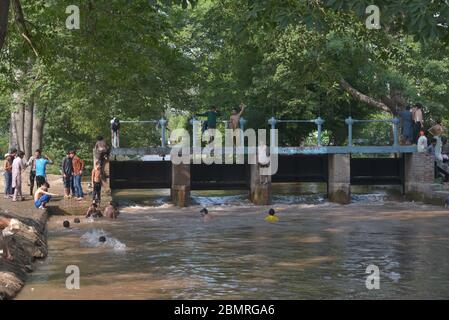 Lahore, Pakistan. 10 maggio 2020. Il giovane pakistano si gode il bagno nell'acqua del canale per battere il caldo e ottenere un certo sollievo dal tempo caldo a Ramazan-ul-Mubarak a Lahore. (Foto di Rana Sadid Hussain/Pacific Press) Credit: Pacific Press Agency/Alamy Live News Foto Stock
