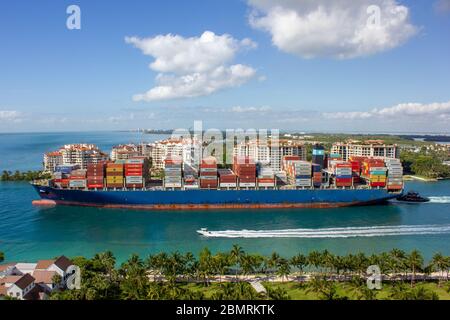 Miami Beach, Florida, le navi portacontainer, in parte, lasciano il porto oltre l'isola di fisher attraverso il governo tagliato vicino alla spiaggia sud dal porto di miami Foto Stock