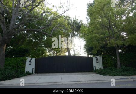 Pacific Palisades, California, USA 9 maggio 2020 una visione generale dell'atmosfera della casa di Steven Spielberg al 1515 Amalfi Drive il 9 maggio 2020 a Pacific Palisades, California, USA. Foto di Barry King/Alamy Stock Foto Foto Stock