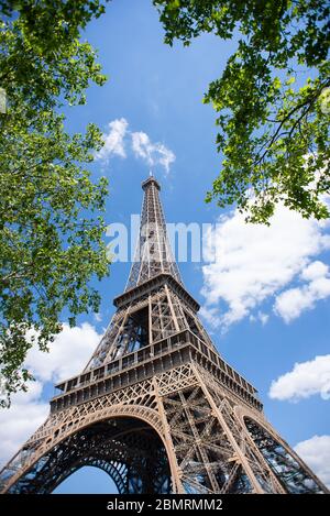 Torre Eiffel a Parigi. Francia. Vista inferiore. La migliore destinazione in Europa. Vista attraverso foglie verdi. Foto Stock