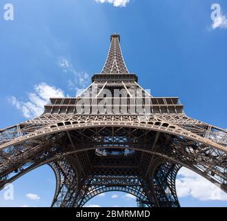 Torre Eiffel a Parigi su sfondo blu. Francia. Vista inferiore. La migliore destinazione in Europa. Foto Stock