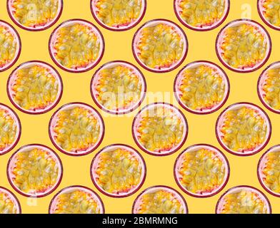 Modello alimentare di frutta maracuya su sfondo giallo con profondità poco profonda di campo di volo Foto Stock