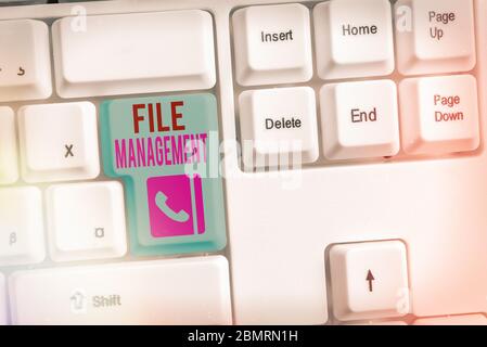 Scrittura concettuale a mano che mostra la gestione dei file. Concetto che significa programma per computer che fornisce un'interfaccia utente per la gestione dei dati Foto Stock