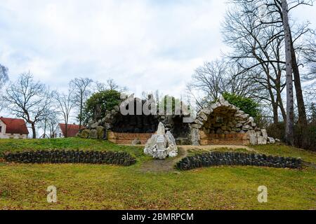 Un bellissimo monumento sotto forma di una grotta di pietra al confine tra Germania e Polonia chiamato cielo e inferno 2020 Foto Stock