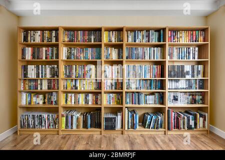 Scaffali in legno riempiti di libri Foto Stock
