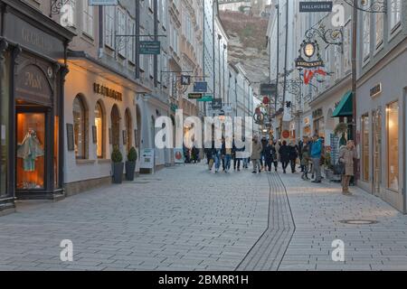 Turisti in vecchia via Getreidegasse Salisburgo Austria Foto Stock
