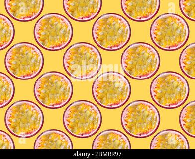 Modello alimentare di frutta maracuya su sfondo giallo con profondità poco profonda di campo di volo Foto Stock