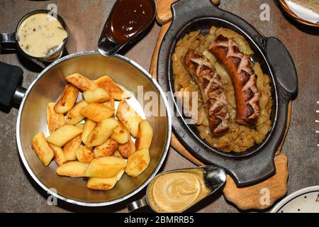 Salsiccia di Slesia (Kiełbasa śląska) questa salsiccia di maiale affumicata proviene dalla Slesia (Śląsk). Kiełbasa jałowcowa è una salsiccia semi-secca.Kabanosy sono un fine v Foto Stock