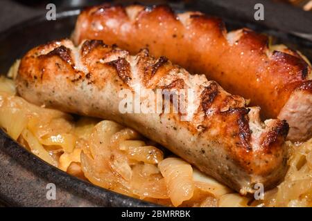 Salsiccia di Slesia (Kiełbasa śląska) questa salsiccia di maiale affumicata proviene dalla Slesia (Śląsk). Kiełbasa jałowcowa è una salsiccia semi-secca.Kabanosy sono un fine v Foto Stock