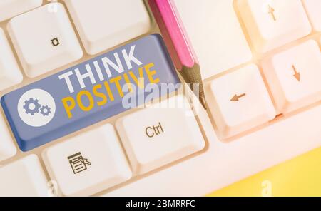 Scrittura a mano testo scrivere pensare positivo. Foto concettuale la tendenza ad essere positiva o ottimistica nell'atteggiamento Foto Stock