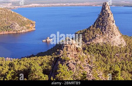 Maestosa natura del Kazakistan concetto: Vista epica del lago Burabay con Okzhetpes e Zhumbaktas rocce dal punto più alto della montagna Sinyuha al sole Foto Stock