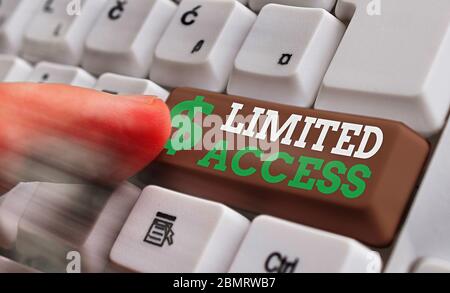 Scrittura concettuale a mano con accesso limitato. Concetto significa avere accesso limitato a un numero piuttosto ridotto di punti Foto Stock