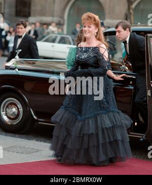 LONDRA, REGNO UNITO. 2 maggio 1988: Sarah, Duchessa di York, e il Principe Andrew, Duca di York, partecipano a una performance di gala di "Back with A Vengeance" presso lo Strand Theatre di Londra. Foto file © Paul Smith/Featureflash Foto Stock