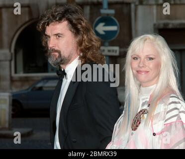 LONDRA, REGNO UNITO. 2 maggio 1988: Billy Connolly & Wife Pamela Stephenson partecipa a una performance di gala di "Back with A Vengeance" presso lo Strand Theatre di Londra. Foto file © Paul Smith/Featureflash Foto Stock