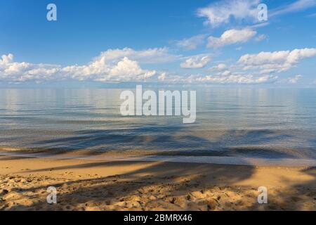 Spiaggia di sabbia tropicale e acqua di mare d'estate con cielo blu e nuvole bianche sull'isola di Phu Quoc, Vietnam. Concetto di viaggio e natura Foto Stock